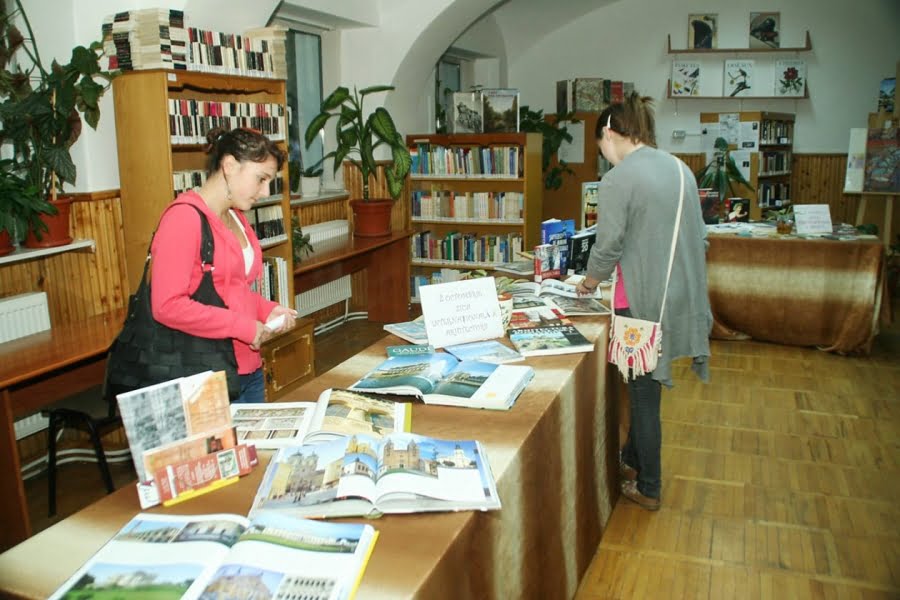 Read more about the article Stand de carte cu vânzare al Editurii INTEGRAL, la Biblioteca judeţeană