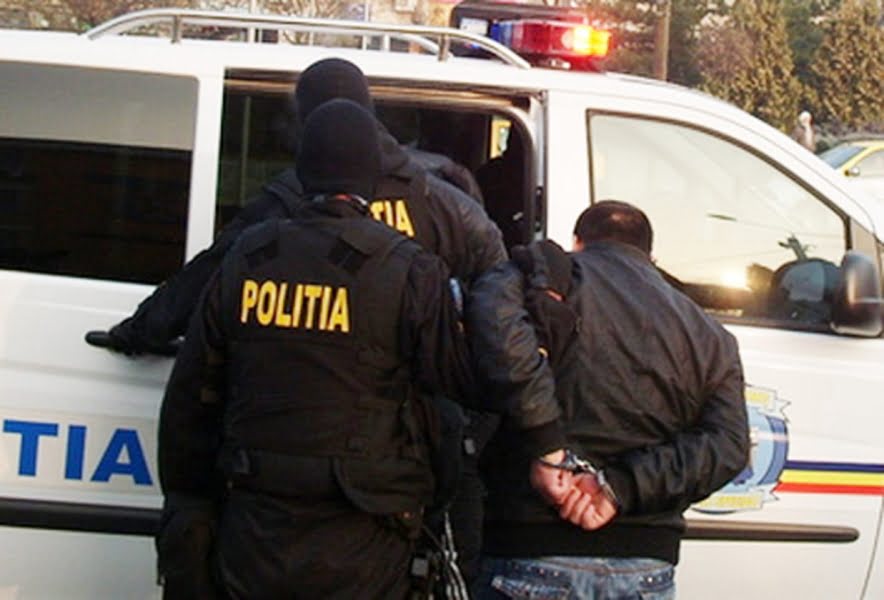 Read more about the article Grupare infracţională de trafic de persoane, ce acţiona în ţară şi în străinătate, destructurată