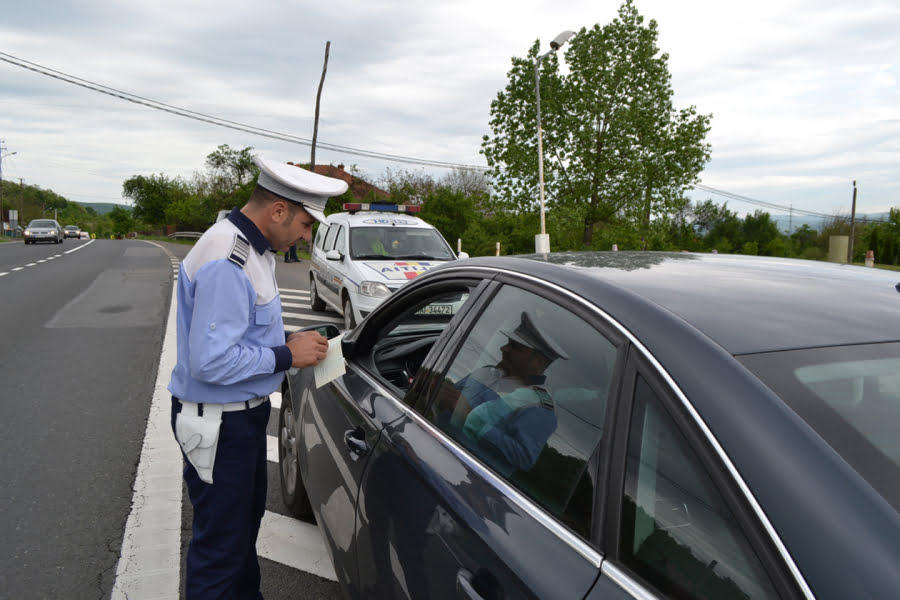 Read more about the article Şoferi depistaţi la volan băuţi sau fără permis de conducere