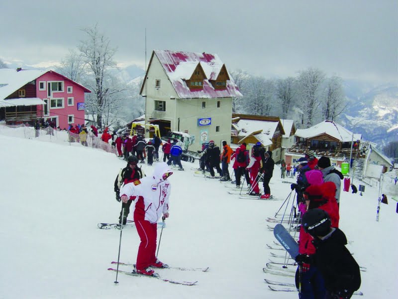 Read more about the article Accidentări pe pârtiile din Straja; zăpada depăşeşte 40 de centimetri