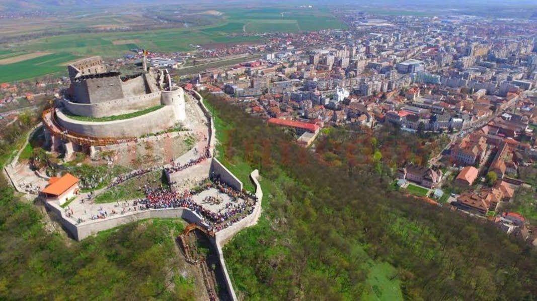 Read more about the article Florile cântecului popular în Cetatea Deva