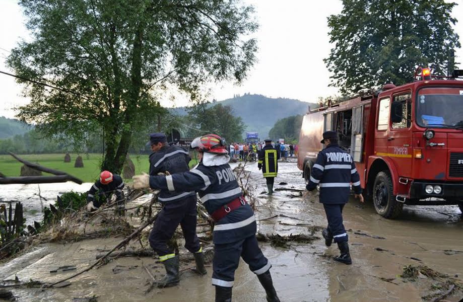 Read more about the article Misiunile pompierilor pentru înlăturarea efectelor generate de inundații se derulează neîntrerupt