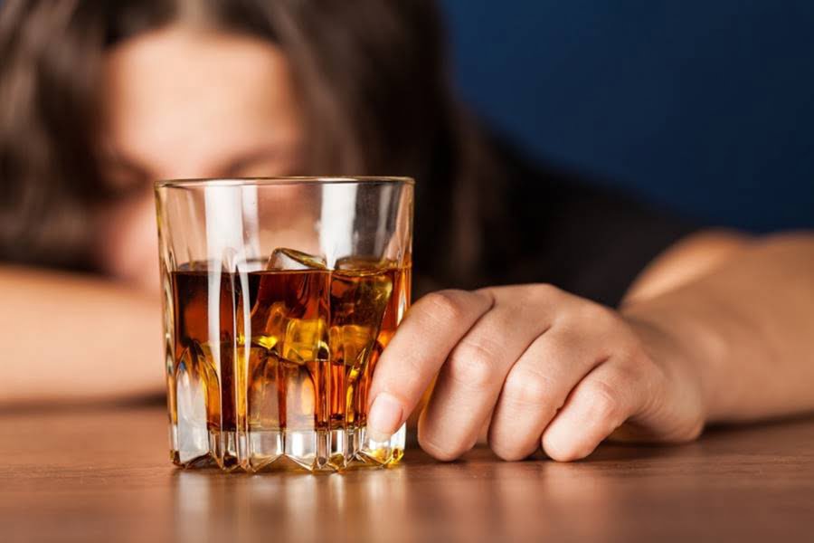 Read more about the article Consumul de băuturi alcoolice tari NU protejează de noul coronavirus