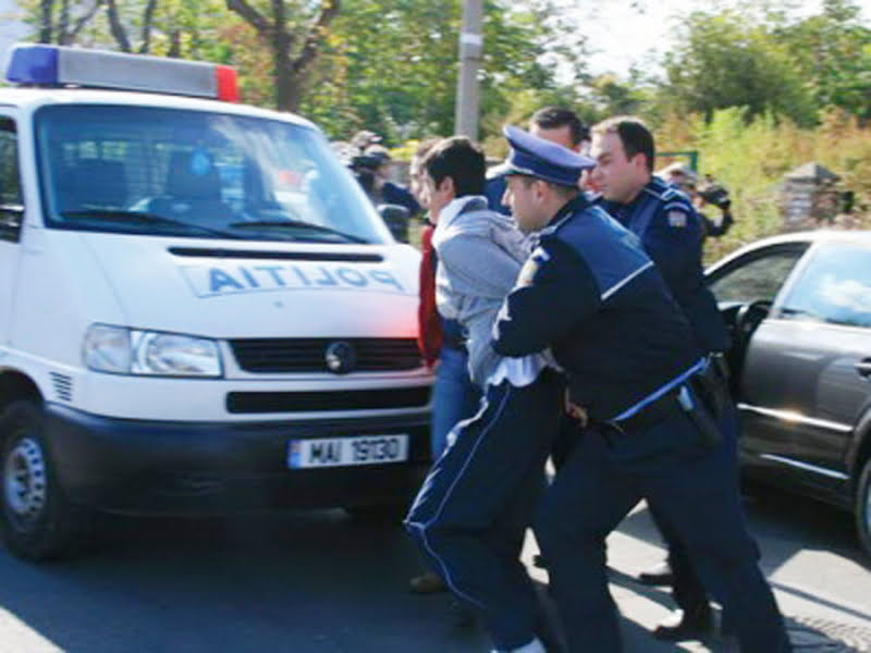 Read more about the article PETROŞANI: Hoţi “specializaţi” în furturi din autoturisme, prinşi de poliţişti