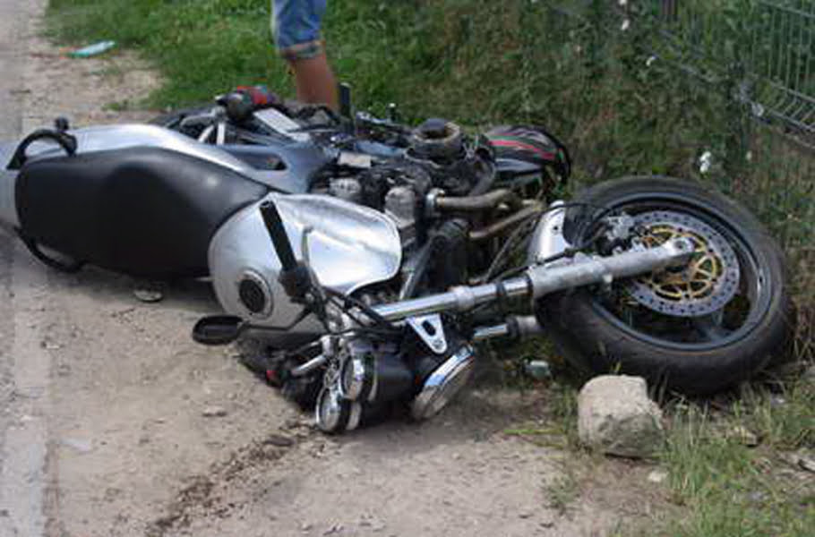 Read more about the article Motociclist, rănit grav după ce a depăşit neregulamentar o coloană auto