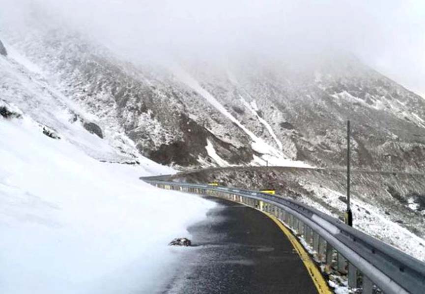 Read more about the article <strong>Condițiile meteorologice închid circulația pe anumite sectoare ale drumurilor montane Transalpina și Transfăgărășan</strong>