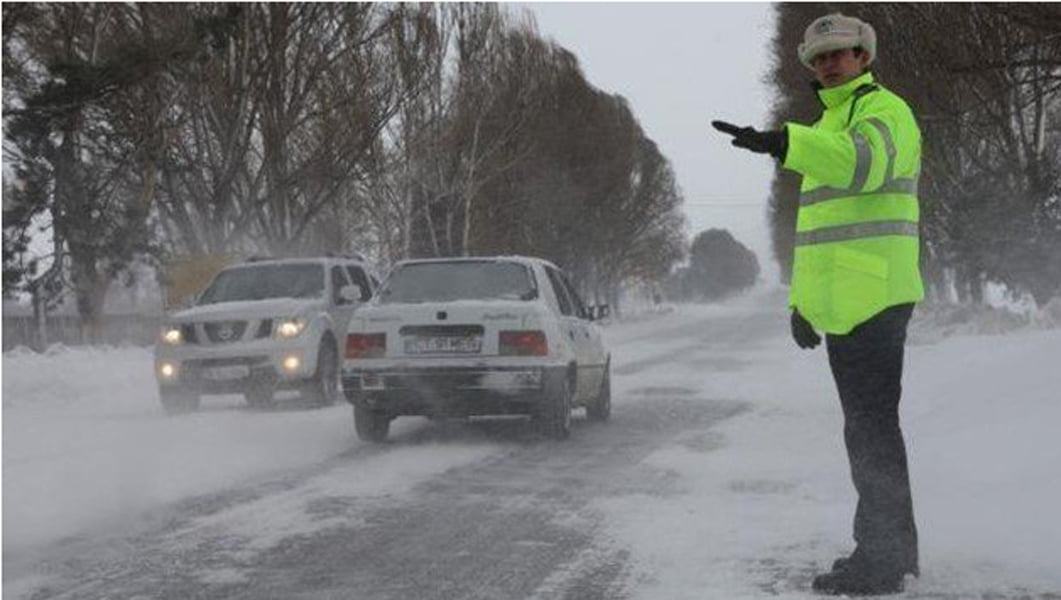 Read more about the article Se circulă în condiţii de iarnă pe multe drumuri din ţară