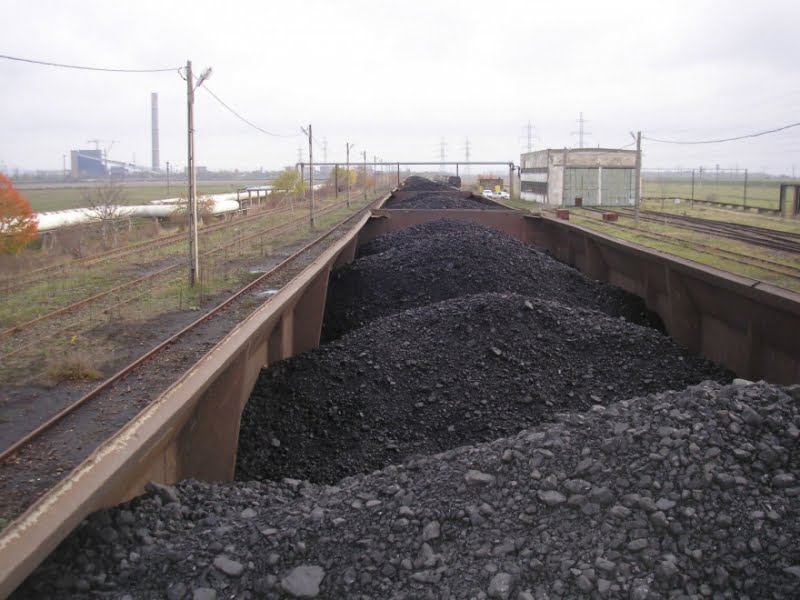 Read more about the article Prinşi în timp ce încercau să fure cărbune dintr-un tren de marfă