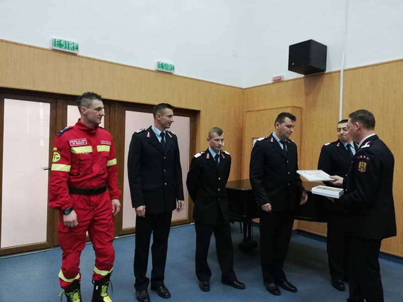 Read more about the article Diplome de merit pentru cei mai dedicaţi şi eficienţi pompieri