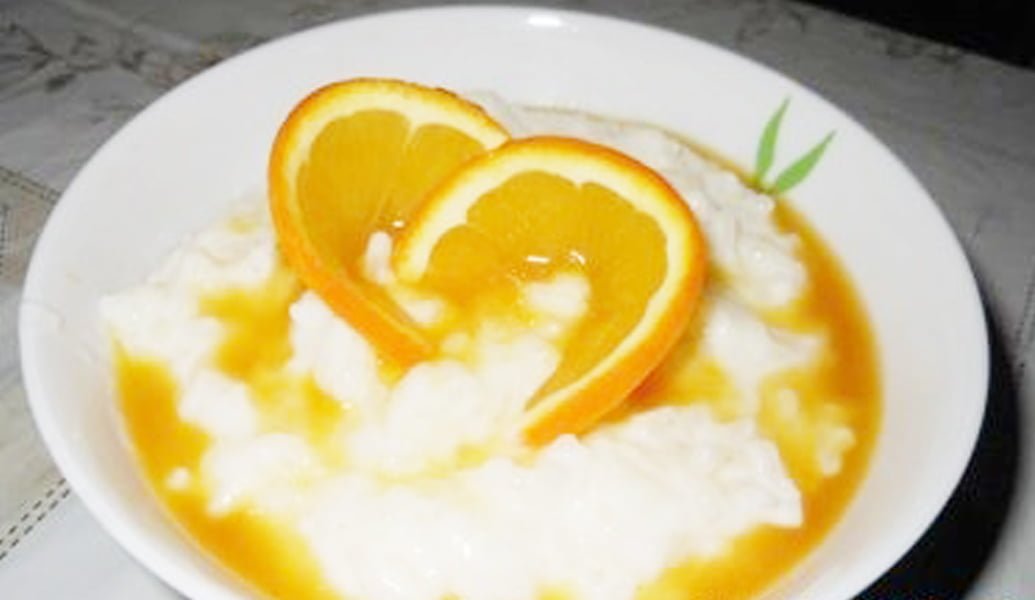 Read more about the article Reţeta de azi: Griș cu lapte și stafide, în sos de portocale