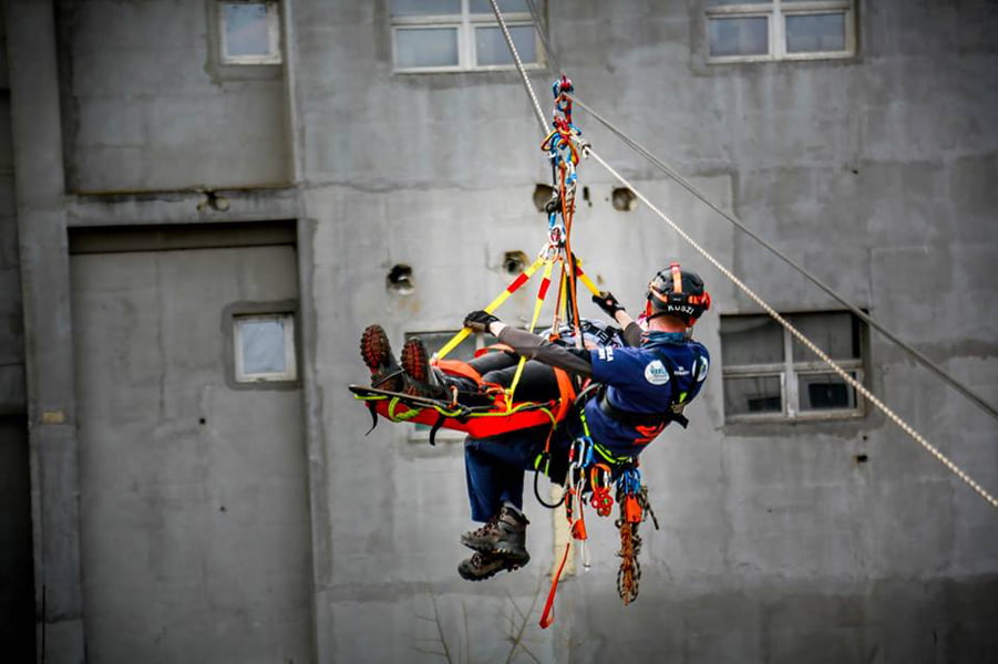 Read more about the article Antrenament la înălțime a alpiniștilor pompieri din județele Hunedoara și Neamț