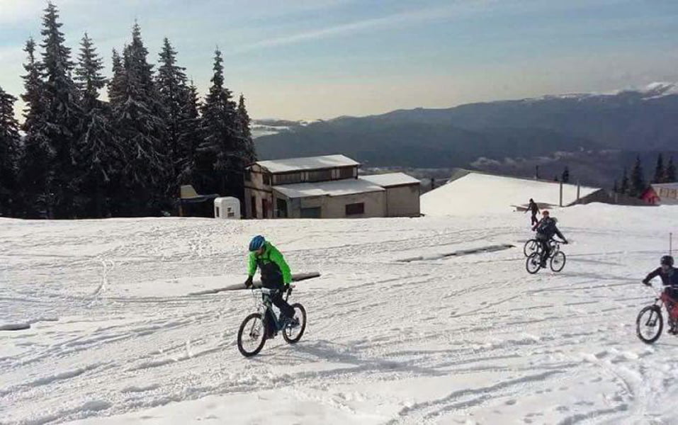 Read more about the article Stațiunea Parâng găzduiește competiția inedită ”Pedalează pe zăpadă!”