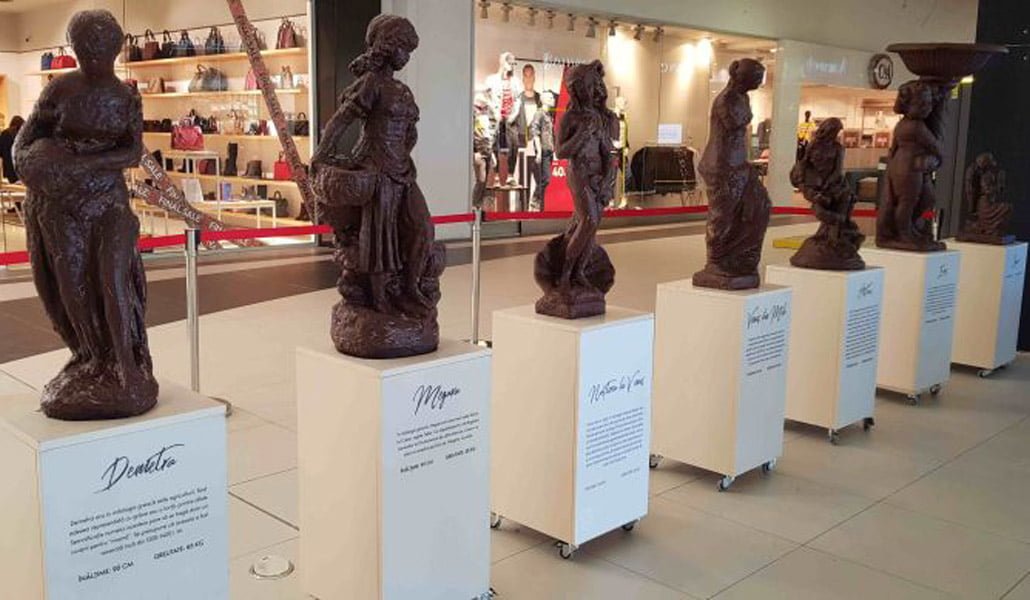 Read more about the article Sibiu: Statuete de ciocolată peste 1,5 metri înălțime la Shopping City