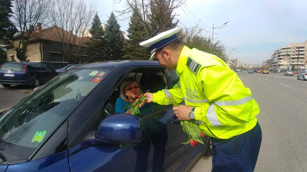 Read more about the article Poliţiştii hunedoreni au “amendat” astăzi doamnele și domnișoarele cu flori
