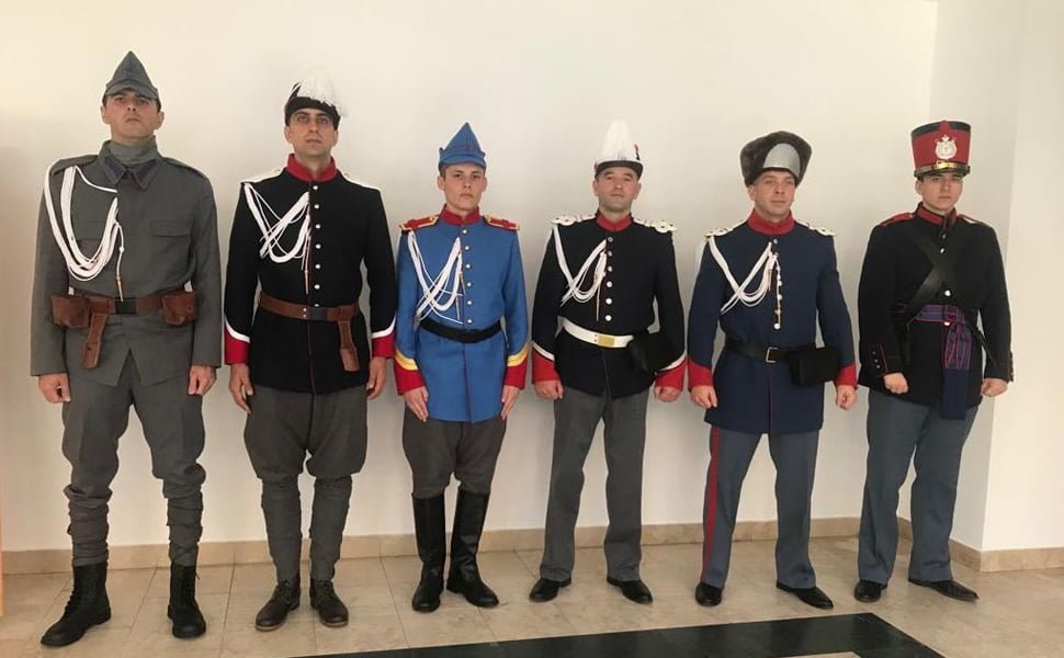 Read more about the article Premieră pe străzile Devei: jandarmi în uniforme de epocă!
