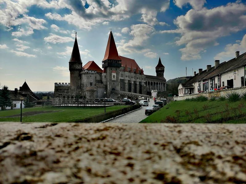 Read more about the article „Dezleganie. Turneu dedicat lui Constantin Brâncuși”, la Castelul Corvinilor