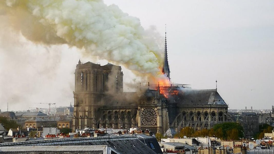 Read more about the article Incendiu devastator la Catedrala Notre-Dame din Paris