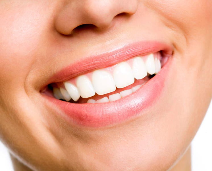 Read more about the article Şapte trucuri pentru dinți albi și sănătoși, pe care le poți folosi de acasă