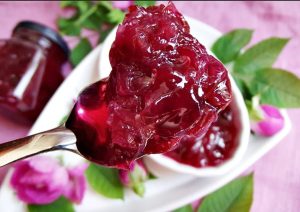 Read more about the article Reţete de sezon cu trandafiri şi soc