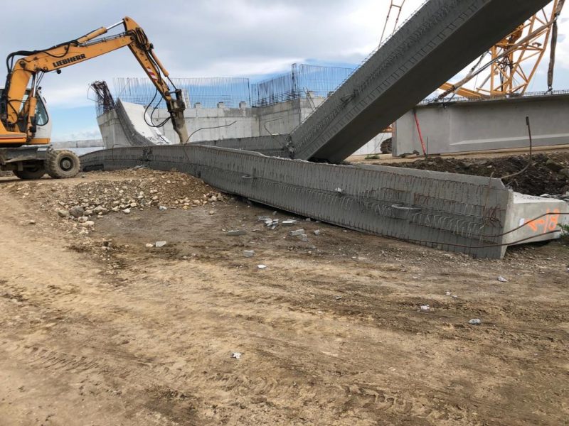 Read more about the article Anchetă CNAIR după prăbușirea grinzilor unui pod pe șantierul Autostrăzii Sebeș-Turda, lângă Teiuș