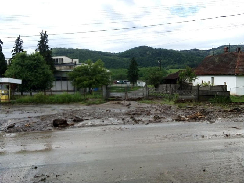 Read more about the article Dezastru provocat de inundaţii în zona Brad