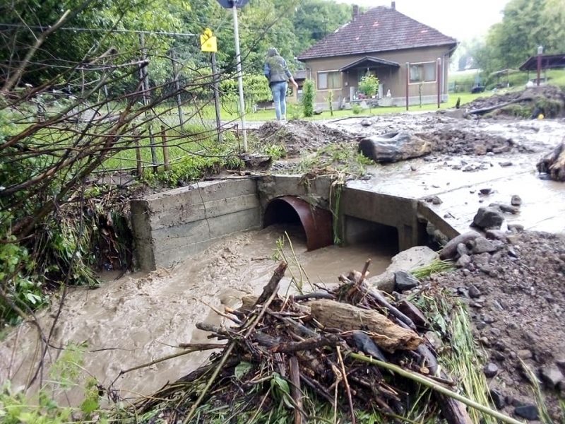 Read more about the article Bilanţ inundaţii HUNEDOARA: 13 localităţi din judeţ, afectate de precipitaţiile abundente