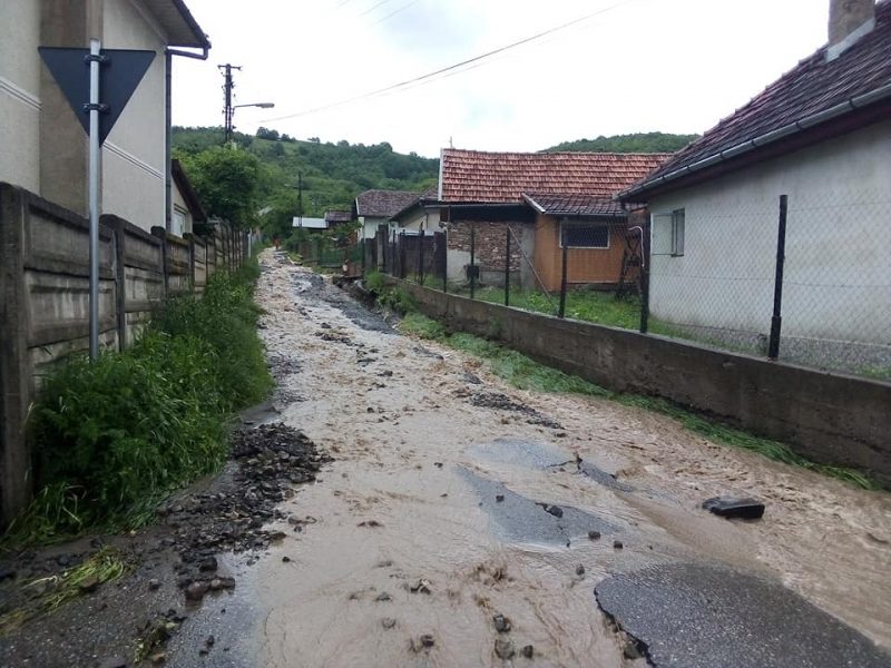 Read more about the article Bucureşci : Ploile torenţiale au distrus drumurile