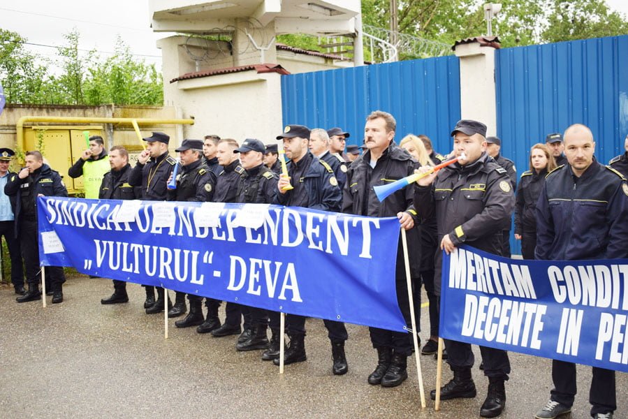 Read more about the article Protest al angajaţilor din Penitenciarul Deva – deţinuţii păzesc alţi deţinuţi