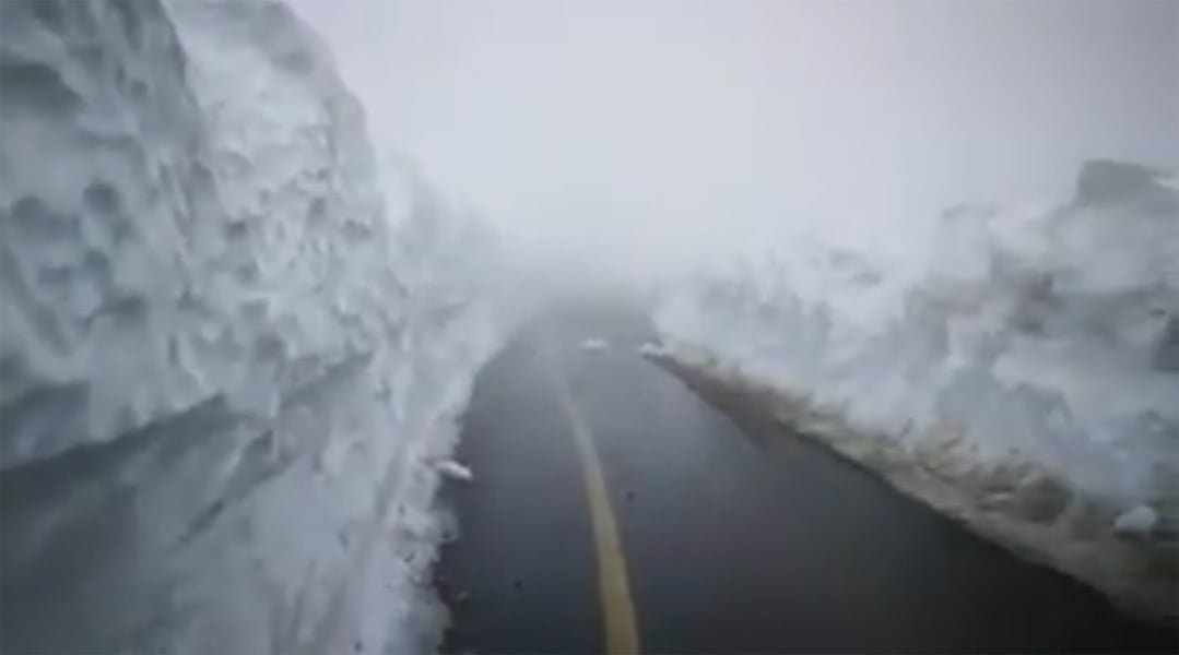 Read more about the article Zăpadă de peste 3 metri pe Transalpina. Risc de avalanşă