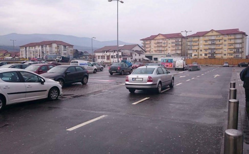 Read more about the article S-a urcat băut la volan şi a lovit o altă maşină într-o parcare din Orăştie