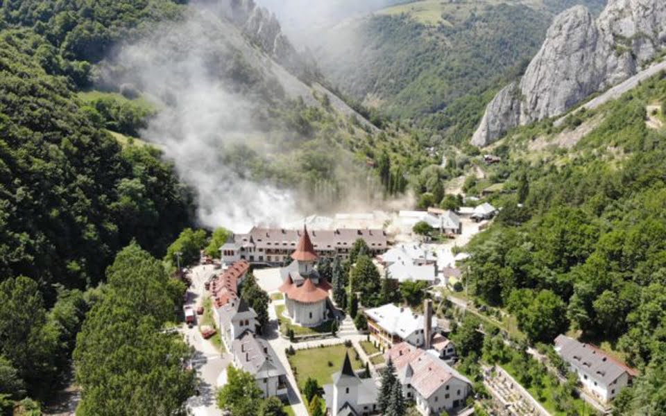 Read more about the article Mănăstirea Râmeț, refăcută cu bani de la Guvern, după ce a fost afectată de incendiu