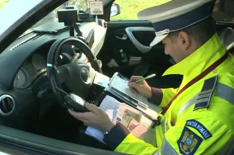 Read more about the article Prinşi de poliţişti în trafic circulând fără a avea permis de conducere