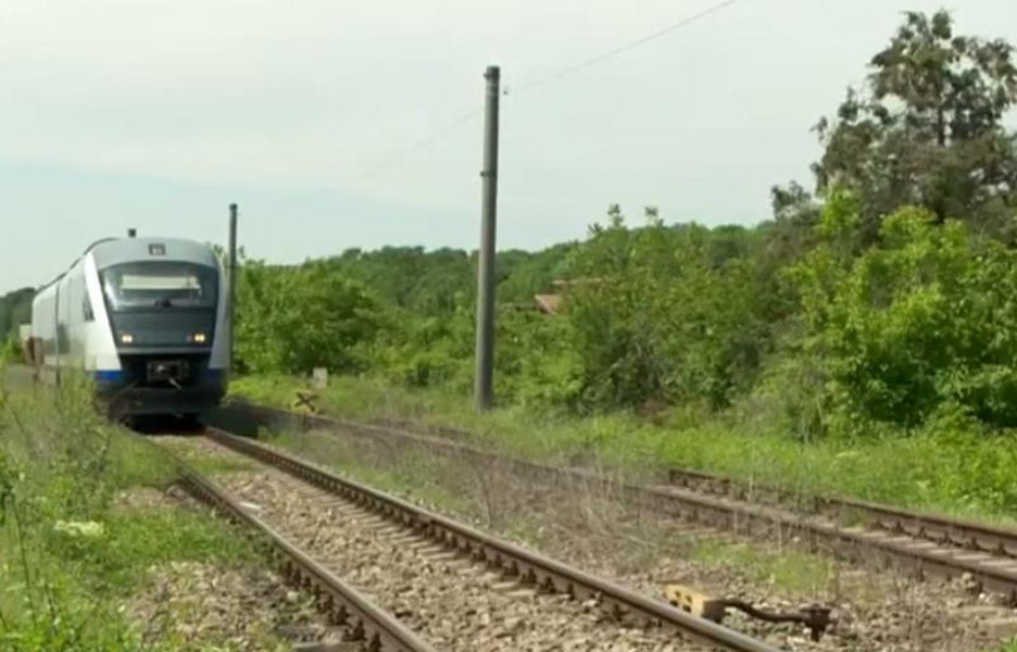 Read more about the article INCREDIBIL: Un arădean a scăpat teafăr după ce maşina pe care o conducea s-a ciocnit de un tren