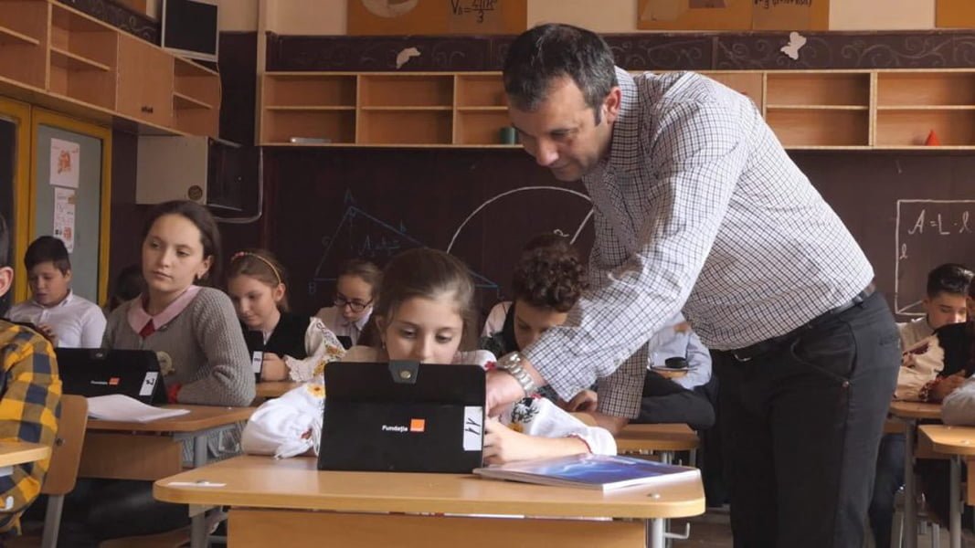 Read more about the article La şcoala generală din Bretea Română elevii vor învăţa în laboratoare digitale