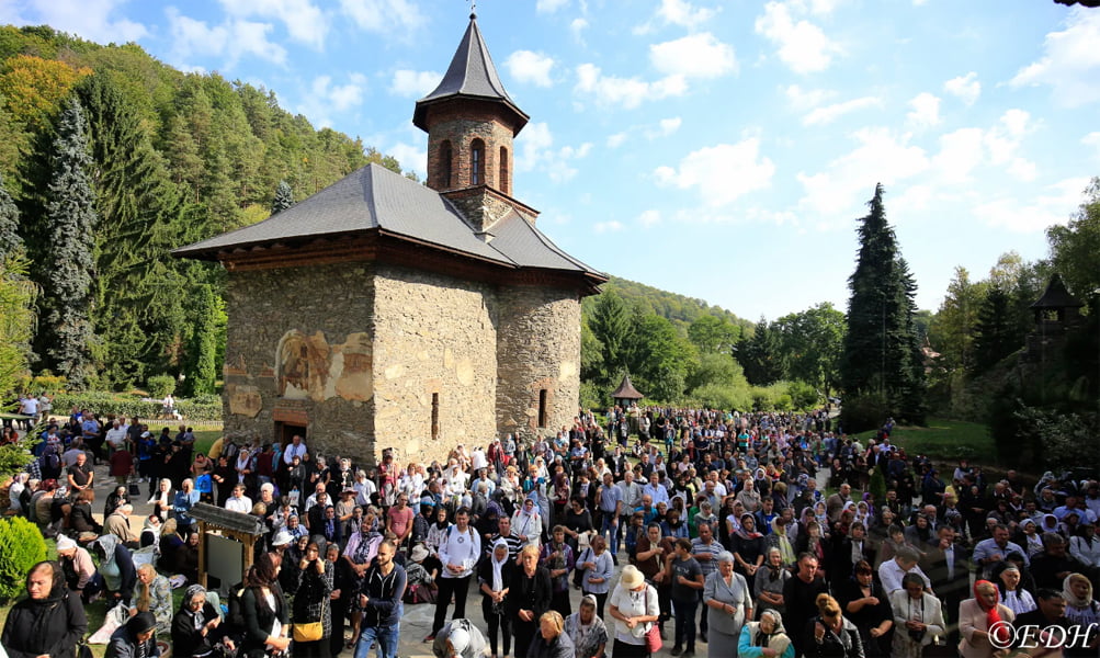 Read more about the article Trei ierarhi ai Bisericii Ortodoxe Române au slujit la hramul Mănăstirii Prislop