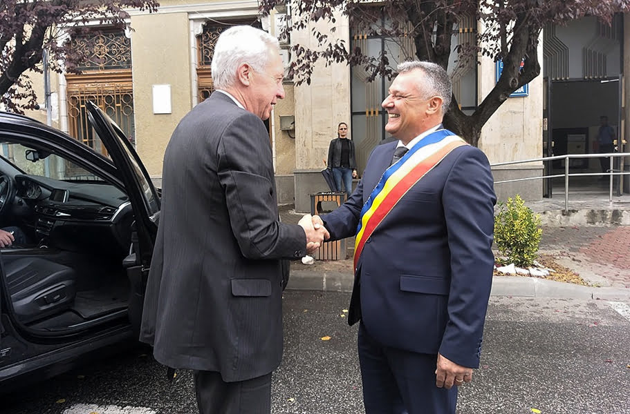 Read more about the article E.S. Domnul Hans Klemm, Ambasadorul SUA în România, în vizită la Primăria Deva  