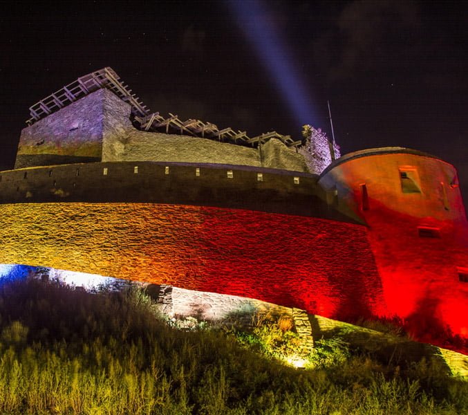 Read more about the article Cetatea Deva și Centrul Cultural ”Drăgan Muntean”, iluminate în culorile Tricolorului, de ziua Unirii!