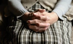 Read more about the article Atenţie pe cine lăsaţi în casă! O femeie de 85 de ani a rămas fără 11.000 de lei