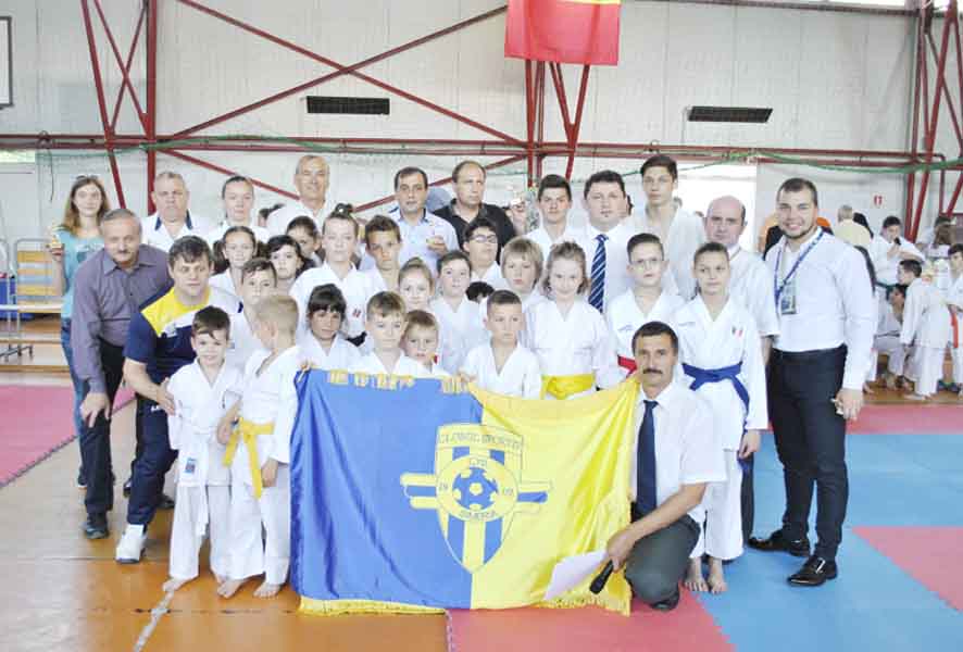 Read more about the article Karate: Examen de centură pentru karatiştii din Simeria
