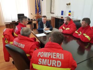 Read more about the article Paramedicii hunedoreni au protestat în fața Prefecturii