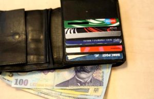 Read more about the article Şi-a lăsat portofelul pe bordul maşinii şi a rămas fără bani