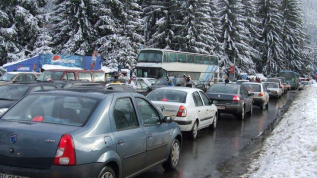 Read more about the article Atenţie, şoferi! Trafic îngreunat din cauza condiţiilor meteo pe multe drumuri din judeţ şi din ţară