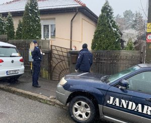 Read more about the article DEVA: Acţiune a jandarmilor şi a poliţiei de distribuire a materialelor informative referitoare la aplicarea Ordonanţei Militare nr. 2