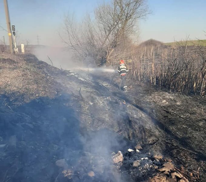 Read more about the article Pompierii hunedoreni au luptat, într-un interval de 8 ore, cu 13 incendii de vegetaţie uscată.