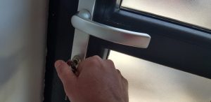 Read more about the article Ce trebuie să faci la intrarea în casă, pentru a diminua riscul infectării cu coronavirus