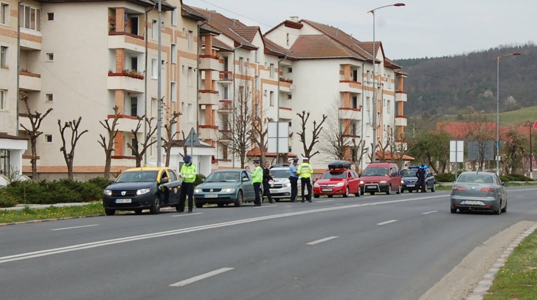 Read more about the article HAŢEG: Controale ale poliţiştilor în scopul prevenirii răspândirii COVID 19