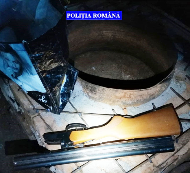 Read more about the article Arme de vânătoare şi cartuşe, confiscate de poliţişti de la doi localnici din Lăpugiu de Jos