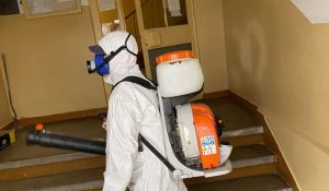 Read more about the article Acţiune de dezinfecţie a scărilor de bloc din Deva