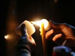 Read more about the article Lumina de Înviere, împărţită cu ajutorul Poliţiei