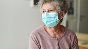 Read more about the article Se schimbă intervalele orare când persoanele peste 65 de ani pot ieși din casă